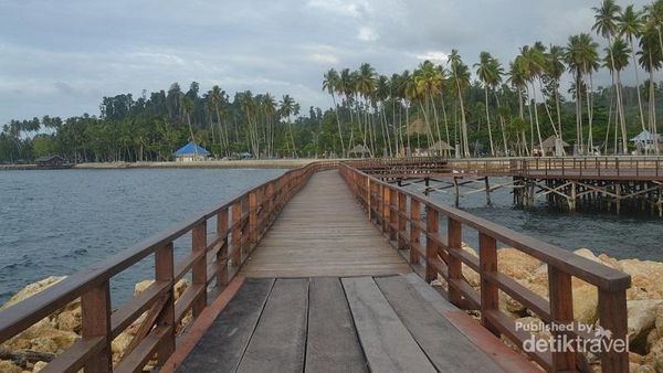 Menengok Pantai WTC yang Populer di Raja Ampat