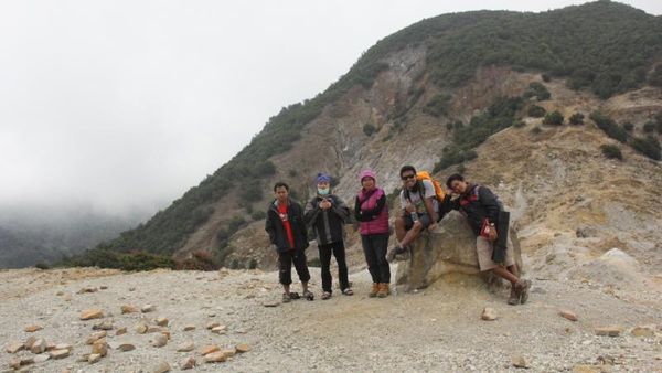 Mengagumi Kebesaran Sang Pencipta di Kawah Gunung Papandayan