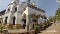 Mengagumi Sudut Cantik Lawang Sewu di Semarang
