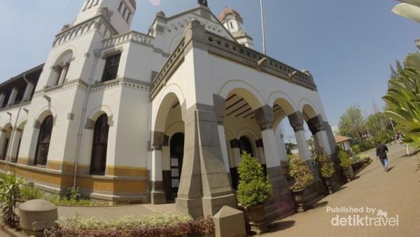 Mengagumi Sudut Cantik Lawang Sewu di Semarang