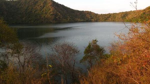 Menggantung Harapan di Tepi Danau Satonda
