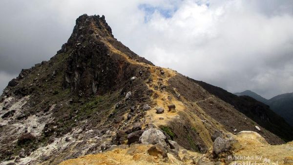 Menggapai Langit di Puncak Gunung Sibayak