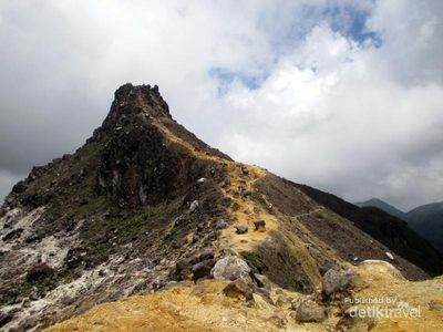 Menggapai Langit di Puncak Gunung Sibayak