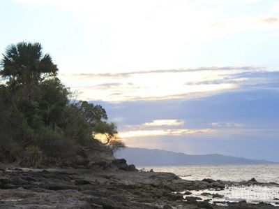 Menghabiskan Senja di Pantai Lhok Me, Aceh Besar
