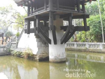 Mengharap Berkah di One Pillar Pagoda Hanoi
