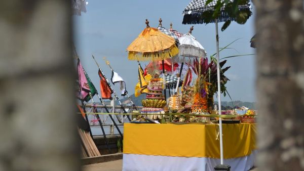 Mengikuti Prosesi Melasti Jelang Nyepi di Samarinda