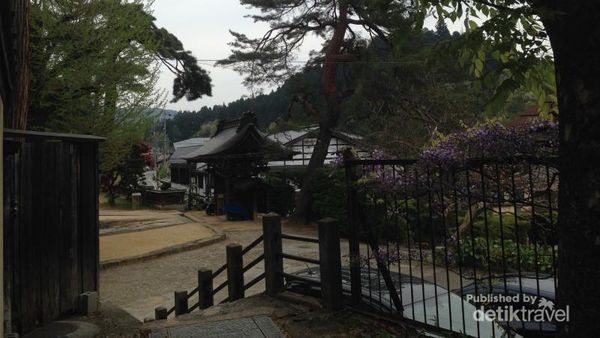 Mengintip Cantiknya Kuil di Takayama, Jepang