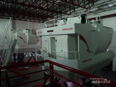Mengintip Pramugari AirAsia Dandan Sampai Evakuasi