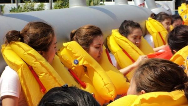 Mengintip Pramugari Cantik AirAsia Basah-basahan