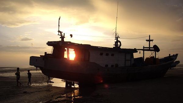 Mengintip Sunset di Pantai Lampu Satu, Merauke
