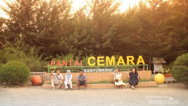 Mengunjungi Pantai Cemara Banyuwangi