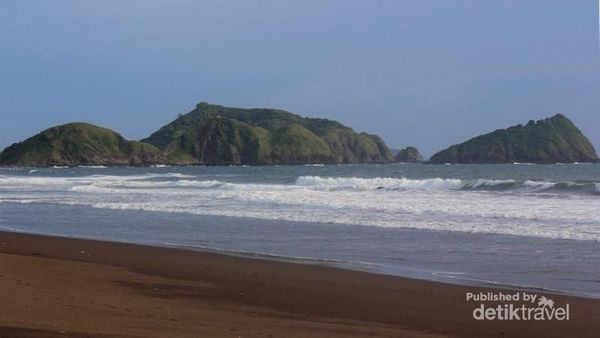 Menikmati 2 Pantai Indah di Jember Saat Senja