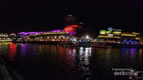 Menikmati Cantiknya Singapura Dari Atas Kapal