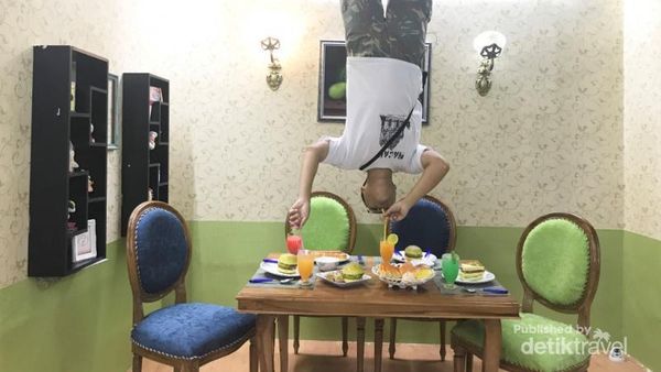 Menikmati Dunia Terbalik di Bandung