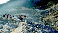 Menikmati Indahnya Gunung Papandayan di Garut