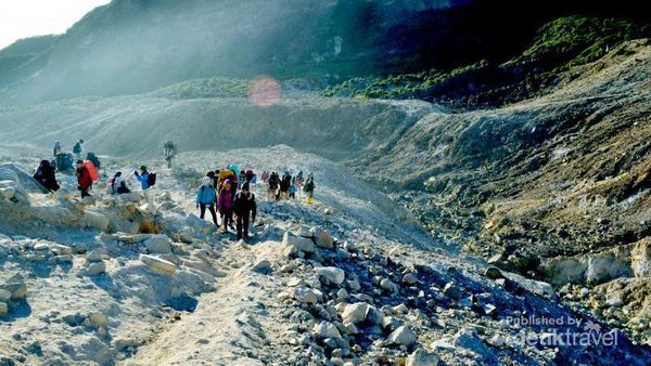 Menikmati Indahnya Gunung Papandayan di Garut