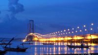 Menikmati Jembatan Suramadu Bareng Tompi