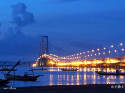 Menikmati Jembatan Suramadu Bareng Tompi
