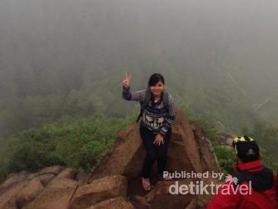 Menikmati Kabut di Tebing Keraton, Mantap!