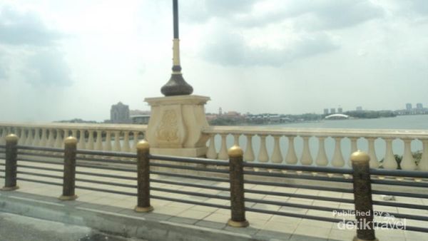 Menikmati Megahnya Putrajaya