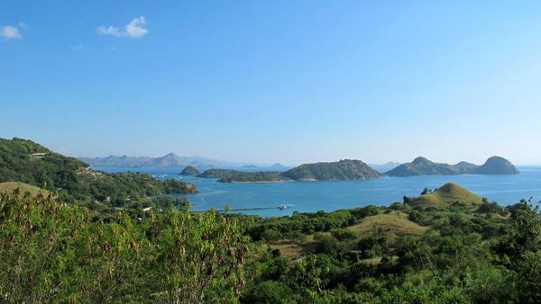 Menikmati Panorama Flores Barat dari Atas Bukit