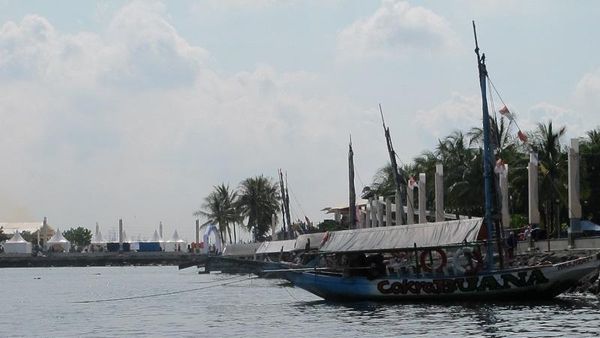 Menikmati Pantai Ancol dari Perahu Wisata