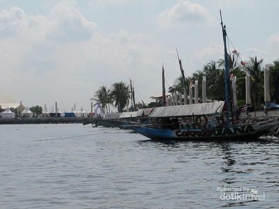 Menikmati Pantai Ancol dari Perahu Wisata