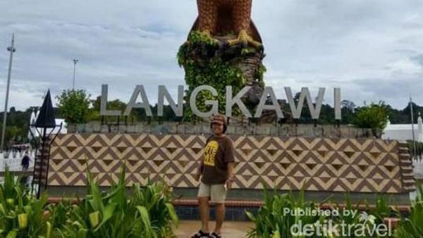 Menikmati Pemandangan di Dataran Elang Langkawi