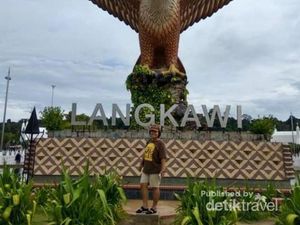 Menikmati Pemandangan di Dataran Elang Langkawi