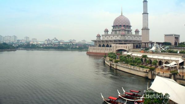 Menikmati Putrajaya Nan Modern