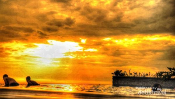 Menikmati Semarang dari Kolam Renang Rooftop