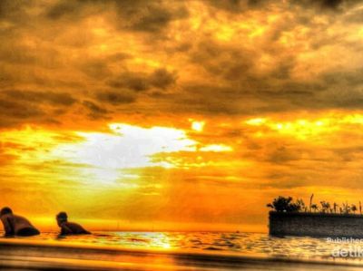 Menikmati Semarang dari Kolam Renang Rooftop