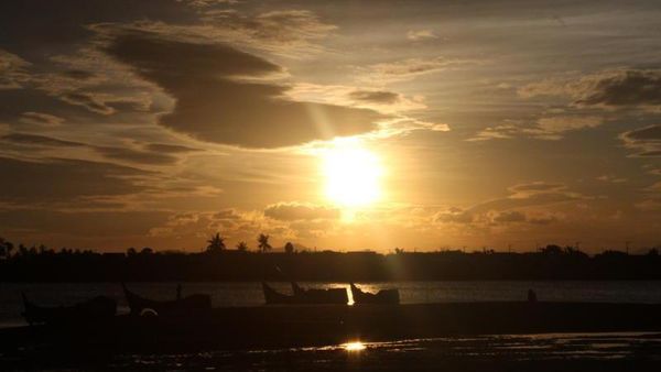 Menikmati Senja di Pantai Alue Naga, Banda Aceh