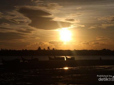 Menikmati Senja di Pantai Alue Naga, Banda Aceh