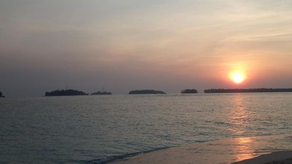 Menikmati Sunset Keemasan di Pulau Perak