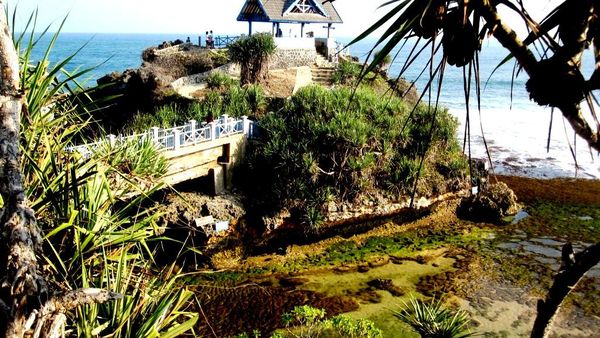 Menikmati Tanah Lot-nya Yogya di Pantai Kukup