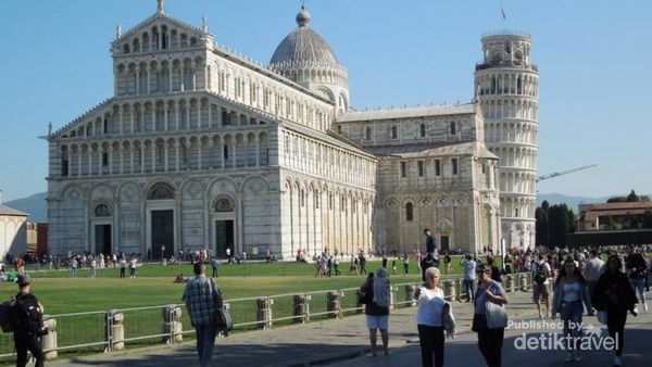 Meniti Ratusan Anak Tangga ke Puncak Menara Pisa
