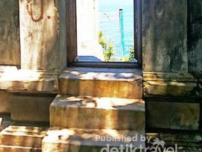 Meniti Ratusan Anak Tangga Menuju Air Terjun di Nusa Penida