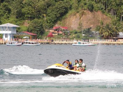 Menjajal Aneka Water Sport Seru di Pulau Cingkuak
