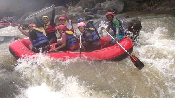 Menjajal Arus Liar Sungai Ciberang