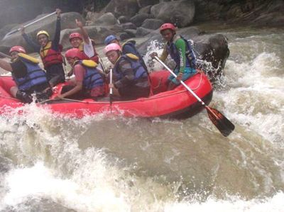 Menjajal Arus Liar Sungai Ciberang