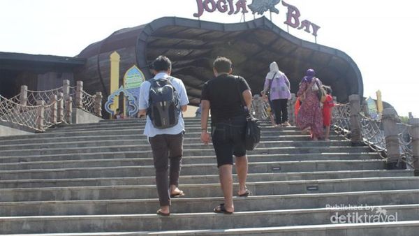 Menjajal Wahana Water Park di Yogyakarta, Seru Banget!