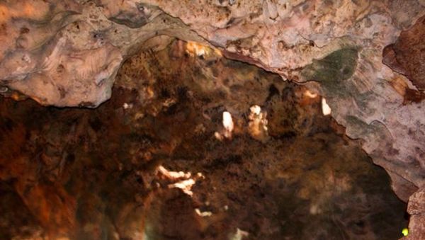 Menjelajahi Goa Akbar di Tuban