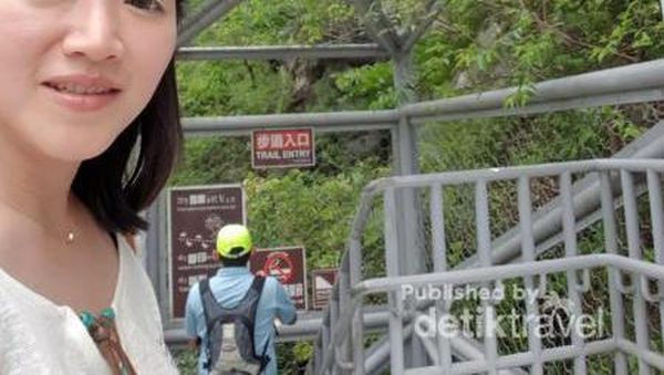 Menjelajahi Trek yang Diapit 2 Tebing dari Taiwan