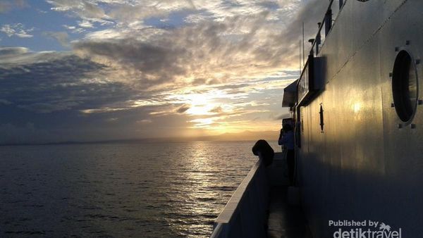 Menjemput Sunrise di Perairan Ternate