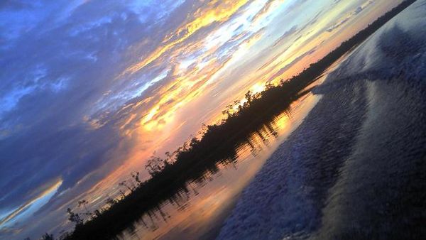 Mentari Bercermin, Lalu Bersembunyi di Sungai Wildeman