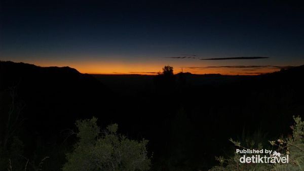 Menunggu Matahari Terbit Berbalut Malam Dingin di Bromo