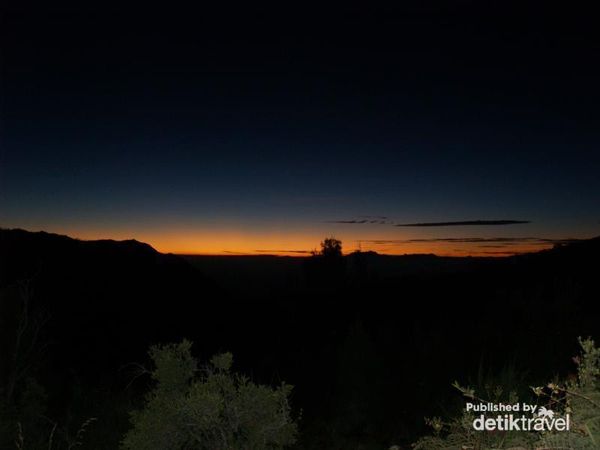 Menunggu Matahari Terbit Berbalut Malam Dingin di Bromo
