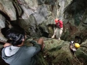 Menuruni Gua Semprong Kalsel, Dalamnya 30 Meter