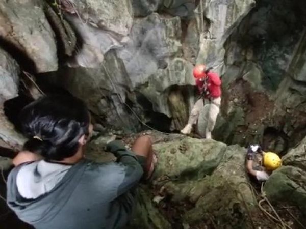 Menuruni Gua Semprong Kalsel, Dalamnya 30 Meter